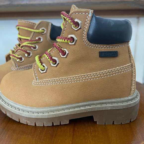 Trail Guide Waterproof Boots Boys Size 7M - Picture 2 of 4